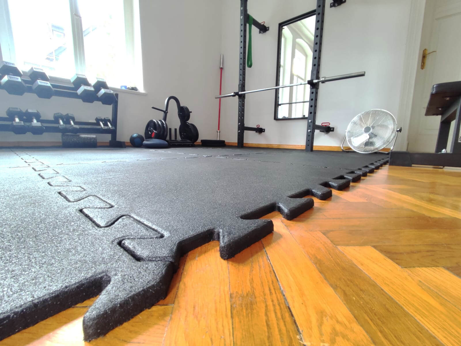 Czarne maty gumowe puzzle na siłownie